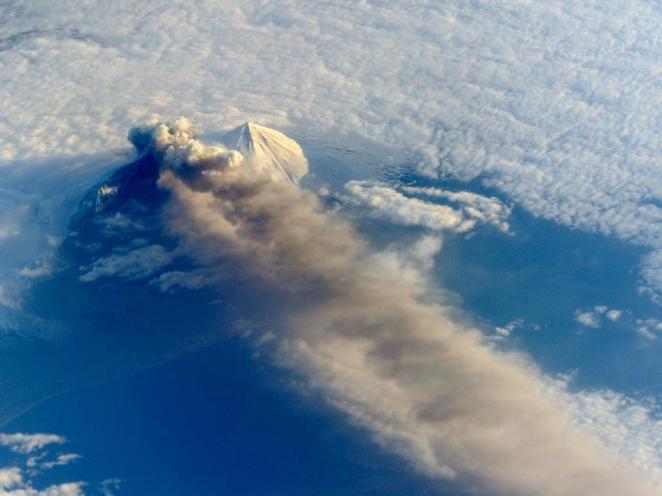 Pavlof volcán ACTIVO 9bceb-751058main_alaskan_volcano_cropped_946-710